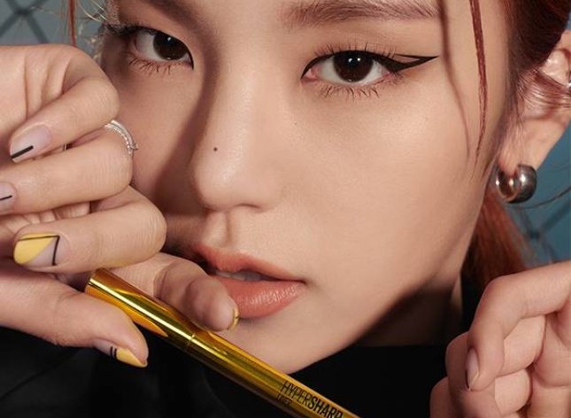 Maybelline Model, Violet, wearing Express Brow 
