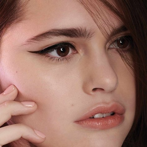 Người mẫu với đường vẽ mắt Eyeliner