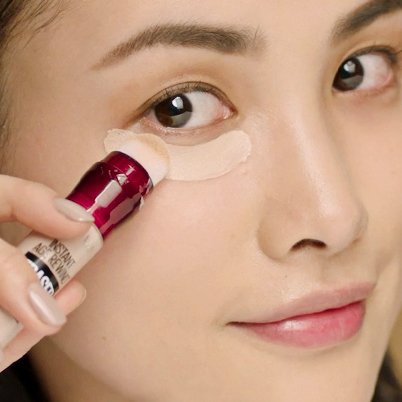 Sử dụng Bút che khuyết điểm Instant Age Rewind bên dưới Mắt