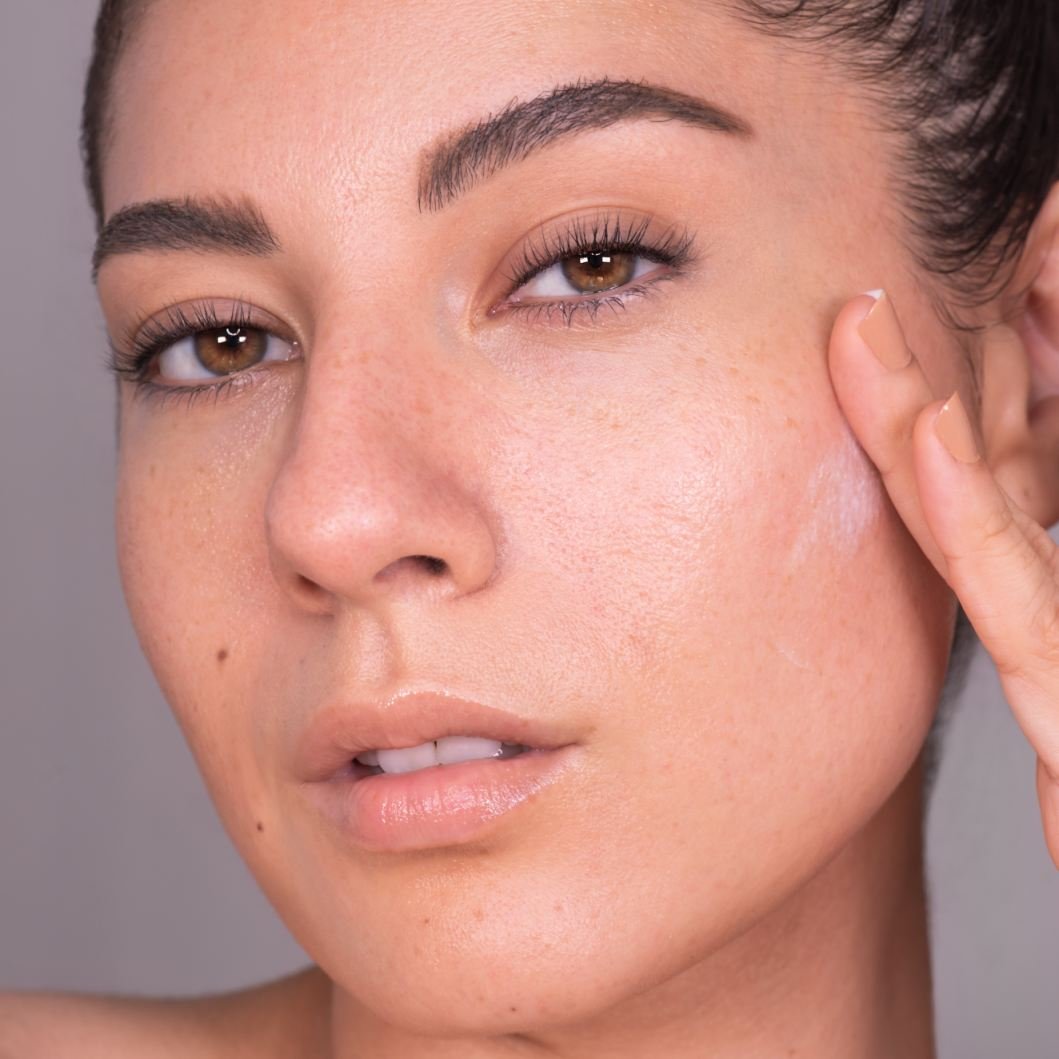 Kem lót làm mờ Fit Me mattifying primer đang được nữ người mẫu sử dụng 